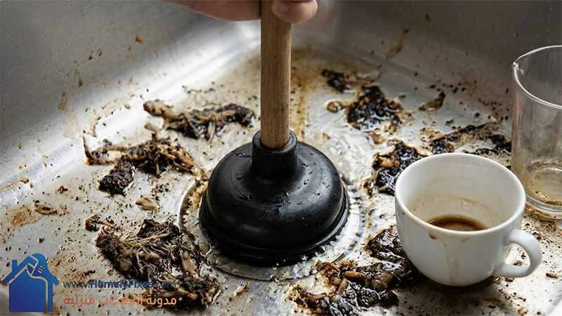 طريقة استخدام السلاكة اليدوية لفتح انسداد حوض المطبخ