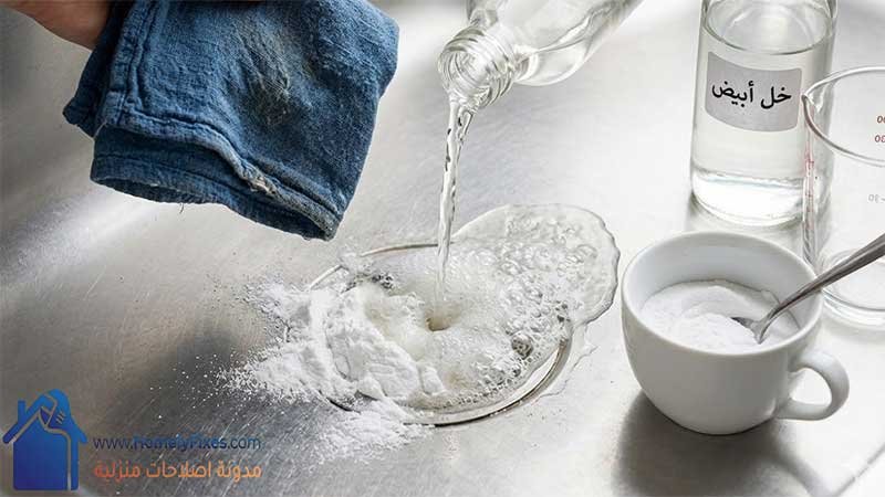 تسليك حوض المطبخ باستخدام خلطة بيكربونات الصودا والخل لتفتيت الرواسب