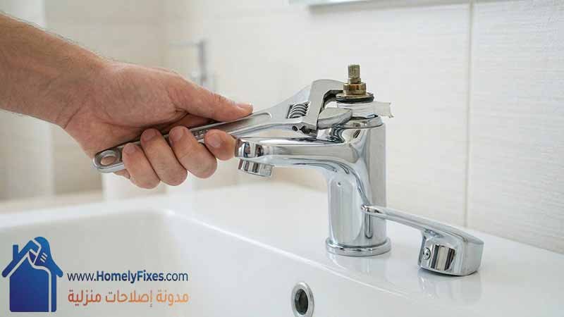 خطوات فك قلب الحنفية باستخدام المفتاح الفرنساوي لاصلاح التسريب