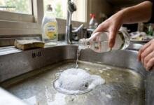 تسليك حوض المطبخ باستخدام طرق منزلية طبيعية