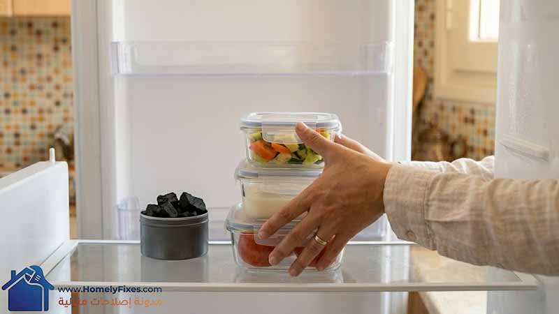 صورة لإعادة ترتيب أرفف الثلاجة بذكاء مع ترك مسافات لمرور الهواء بعد ازالة روائح الثلاجة الكريهة وتنشيف الأرفف