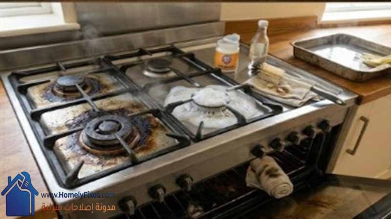 تطبيق عملي بيوضح طريقة تنظيف البوتاجاز شديد الاتساخ والفرن باستخدام خلطة الفوران