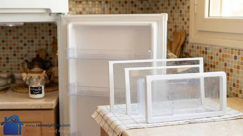 صورة للأرفف والادراج مفككة ومغسولة ومحطوطة تنشف في الهواء عشان تضمني ان مفيش رطوبة باقية في الفراغات بعد ازالة روائح الثلاجة الكريهة من الجذور